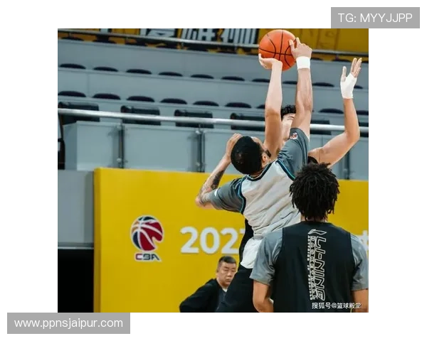 孙铭徽训练完直接拎两袋蛋白粉回家，这自律谁顶得住啊